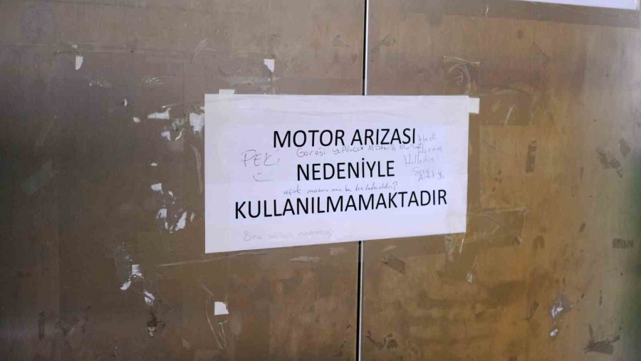 Bozulan Asansörün Üzerindeki Kağıtta Geçen Komik Diyalog Dikkat Çekti