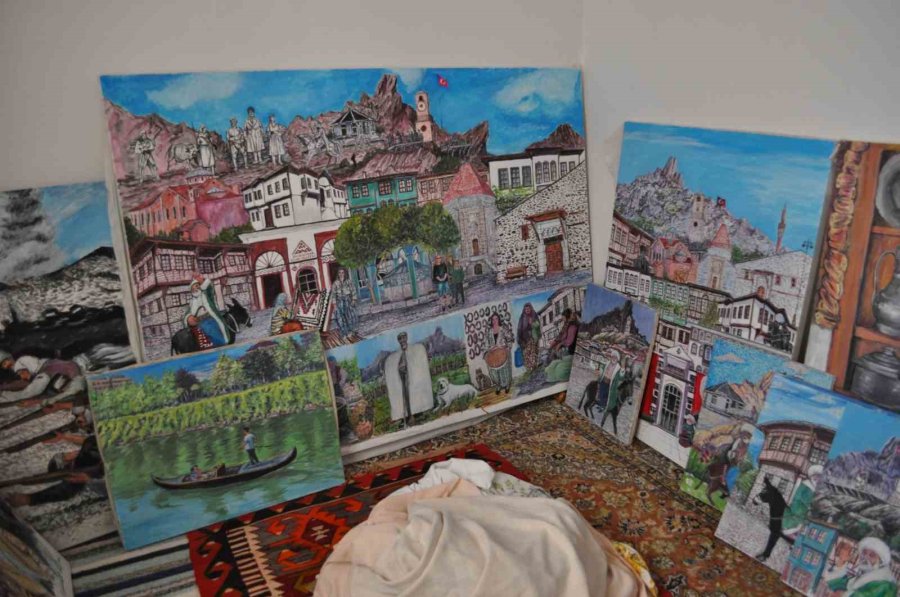 30 Yıl İçerisinde 400’den Fazla Yaptığı Resimle Evini Atölyeye Çevirdi