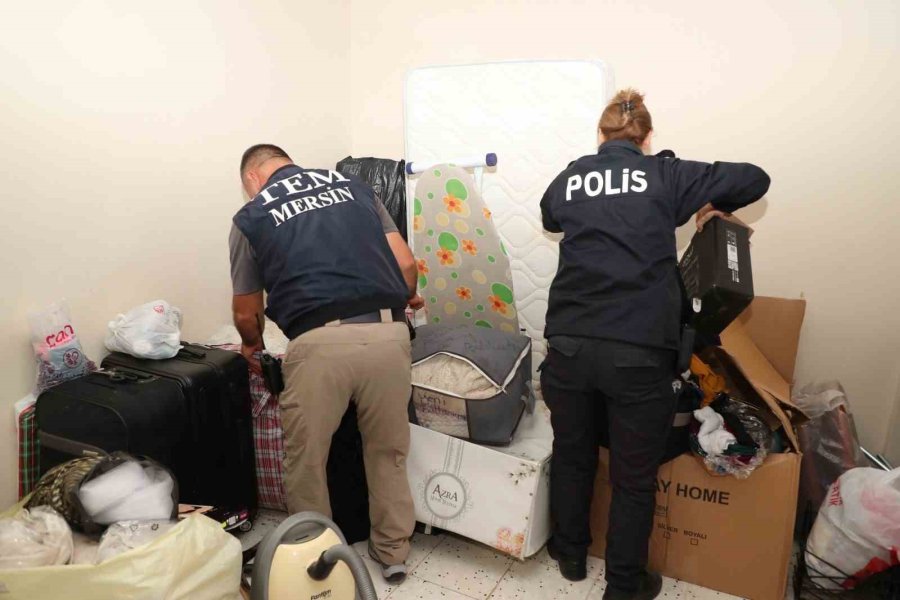 Saklandığı Yer Herkesi Şaşırttı: Aranan Şahıs Duvarın İçinden Çıktı