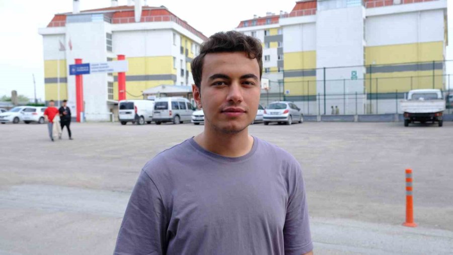 Bozulan Asansörün Üzerindeki Kağıtta Geçen Komik Diyalog Dikkat Çekti