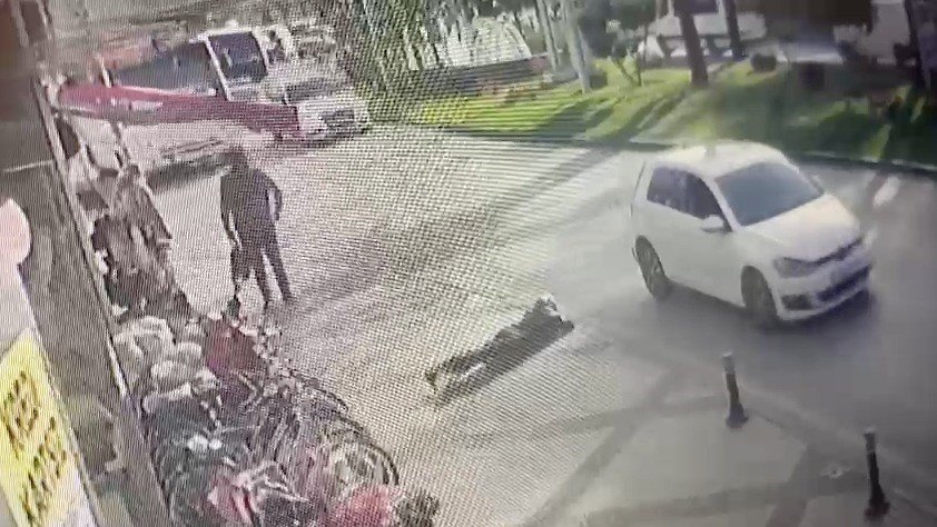 Dakikalarca Bekledi, Son Adımında Otomobilin Altında Kaldı