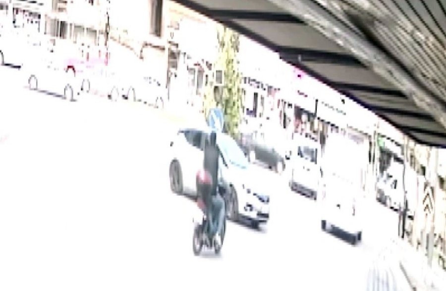 Motosiklet Sürücüsünün Yaralandığı Kaza Kamerada