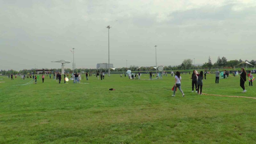 Küçük Öğrenciler Yaptıkları Uçurtmaları Gökyüzü İle Buluşturdu