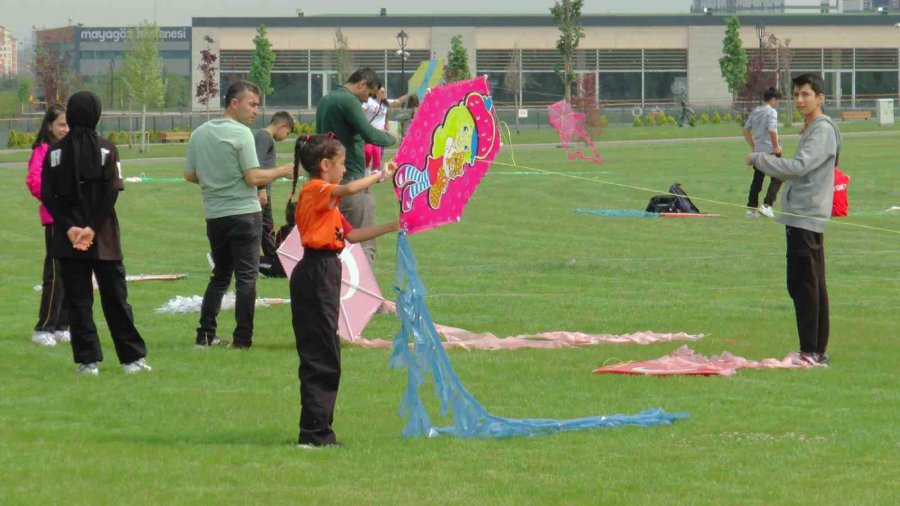 Küçük Öğrenciler Yaptıkları Uçurtmaları Gökyüzü İle Buluşturdu