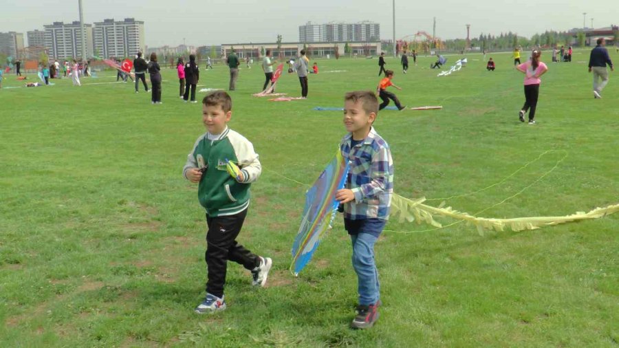 Küçük Öğrenciler Yaptıkları Uçurtmaları Gökyüzü İle Buluşturdu