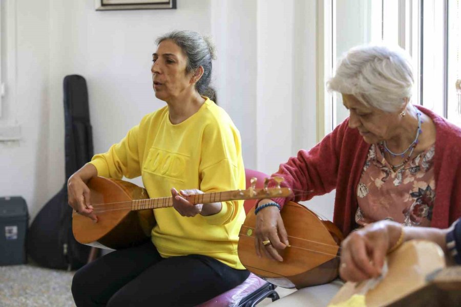Mersin’de Kadınlara Bağlama Kursu