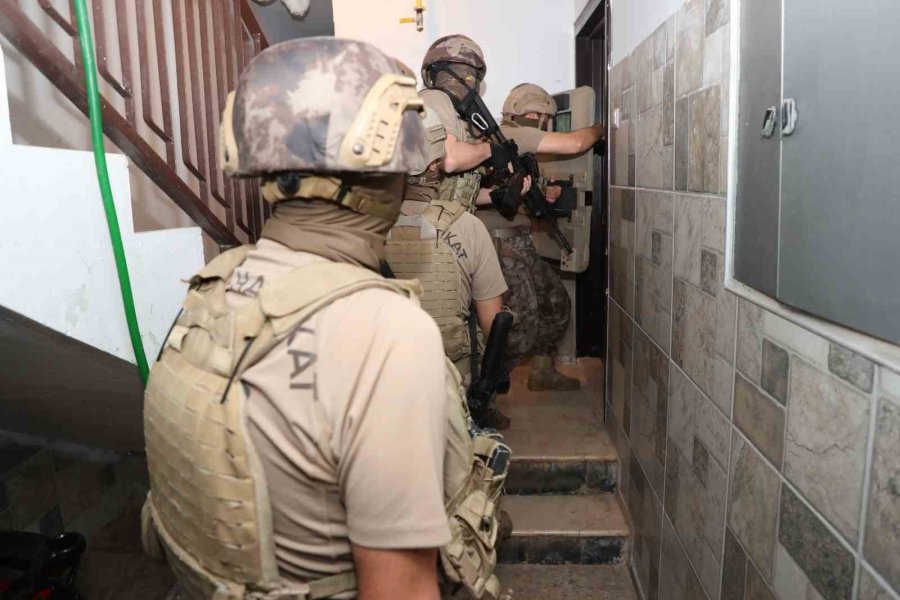 Saklandığı Yer Herkesi Şaşırttı: Aranan Şahıs Duvarın İçinden Çıktı