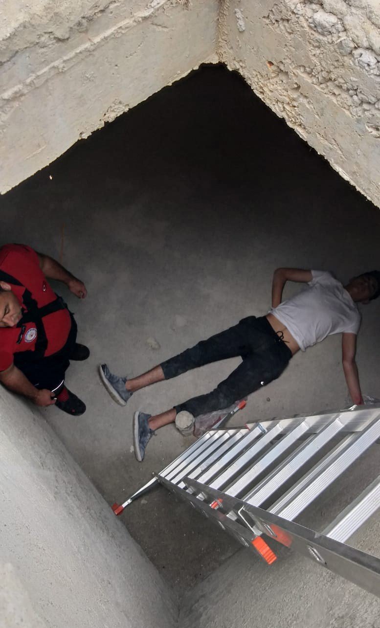 İnşaat Alanındaki Çukura Düşen İşçiyi İtfaiye Ekipleri Kurtardı