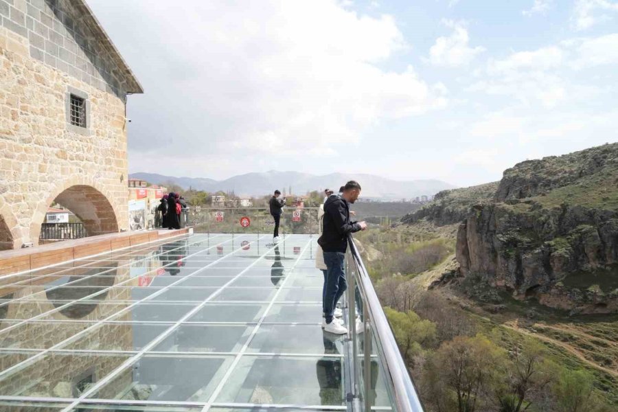 Niğde’nin Cam Terası Manzarasıyla Ziyaretçilerin İlgisini Çekiyor