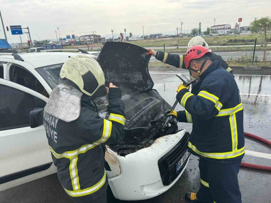 Aksaray’da Hafif Ticari Araç Alev Alev Yandı