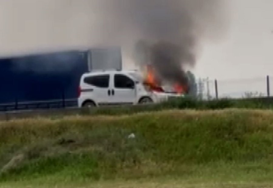 Aksaray’da Hafif Ticari Araç Alev Alev Yandı