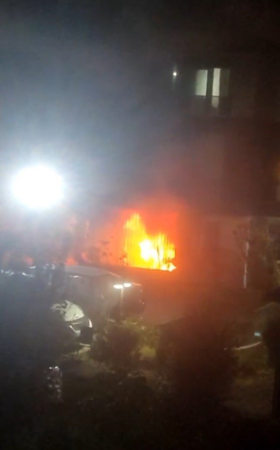 Yaşlı Adam Alev Alev Yanan Evde Hayatını Kaybetti