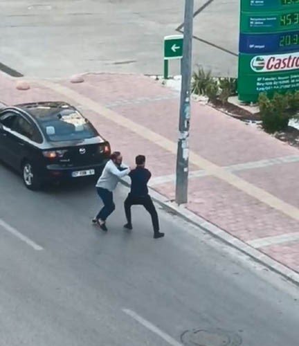 Tartıştığı Sürücüyü Yere Yatırıp Defalarca Yumrukladı
