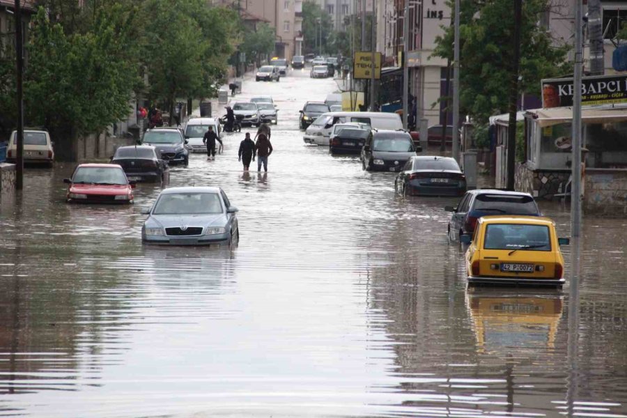 Karaman’da Sağanak Etkili Oldu, Araçlar Yolda Mahsur Kaldı