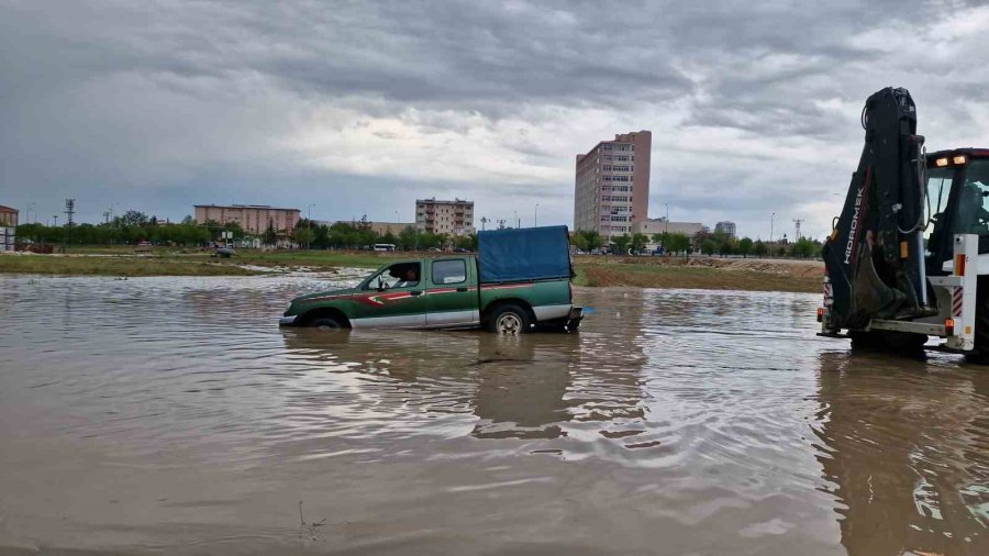 Karaman’da Sağanak Etkili Oldu, Araçlar Yolda Mahsur Kaldı