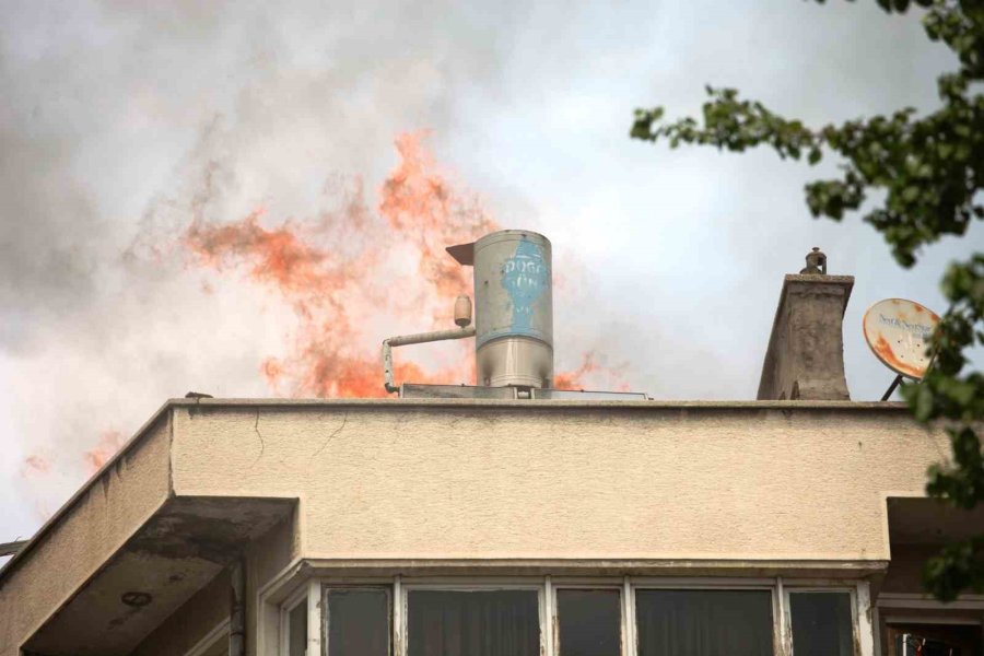 Konya’da Apartmanın Çatısında Yangın Paniği
