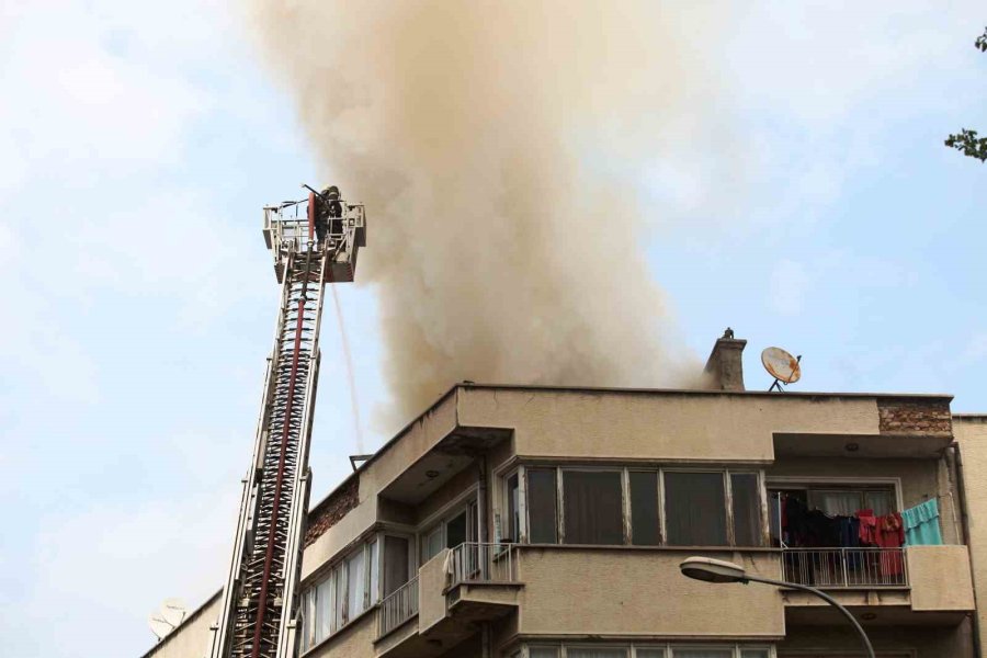 Konya’da Apartmanın Çatısında Yangın Paniği