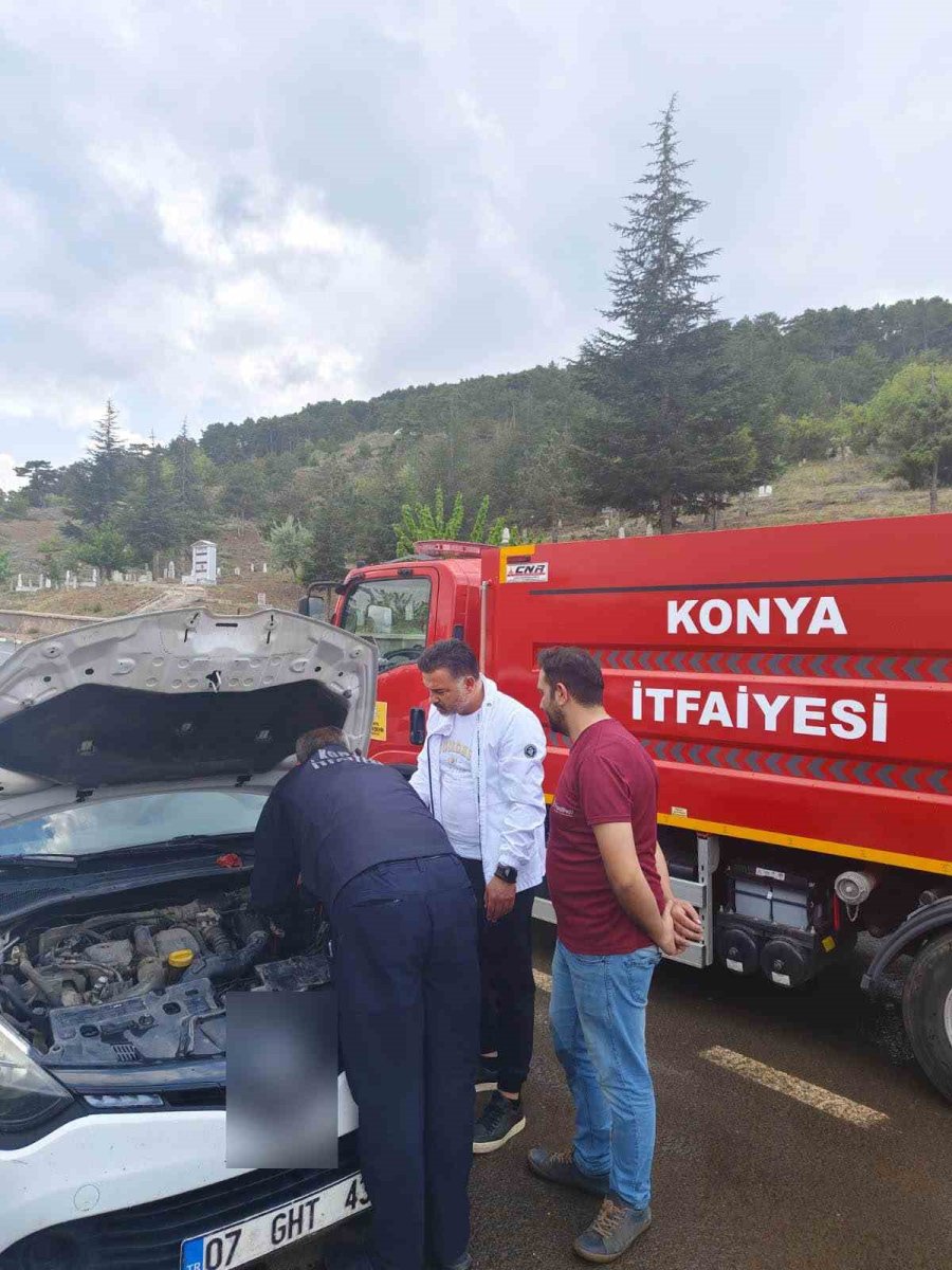 Konya’da Otomobilin Motoruna Sıkışan Kedi Kurtarıldı