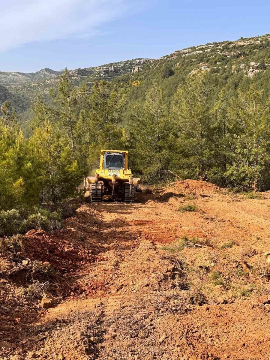 Mersin’de Yangın Emniyet Şeritlerinin Bakımı Yapıldı