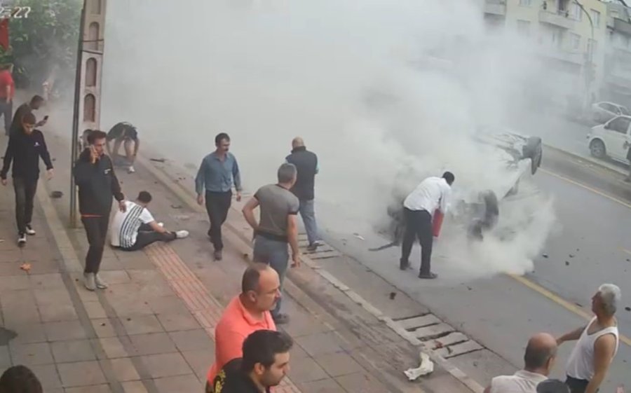 Mersin’de Ortalığı Savaş Alanına Çeviren Kaza Kamerada