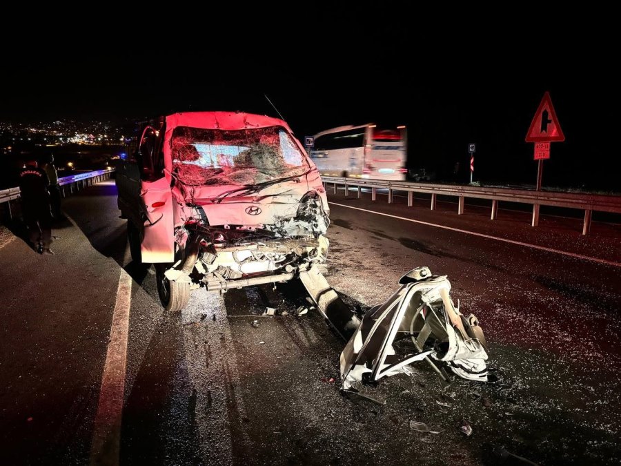 Kamyona Arkadan Çarpan Kamyonet Sürücüsü Yaralandı