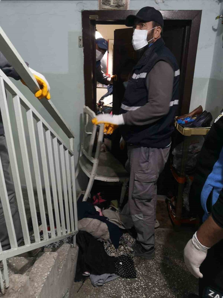 Temizlenen Evden 4 Kamyon Çöp Çıktı