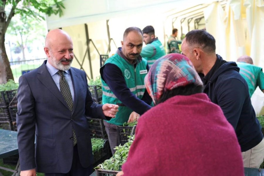 Fide Dağıtımında 2 Kilometrelik Kuyruğu Görenler Gözlerine İnanamadı
