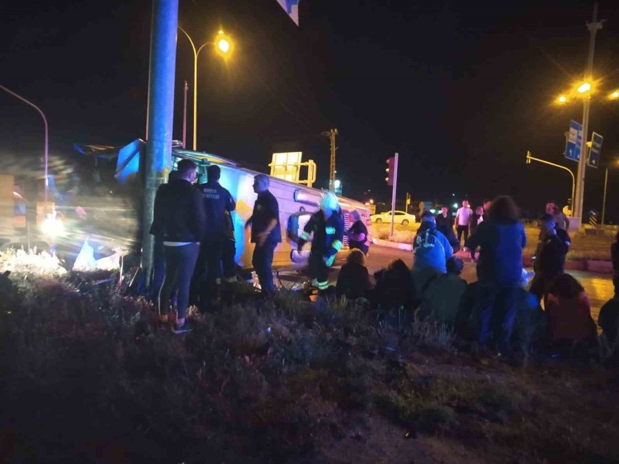 Konya’da Midibüs İle Panelvan Çarpıştı: 24 Yaralı