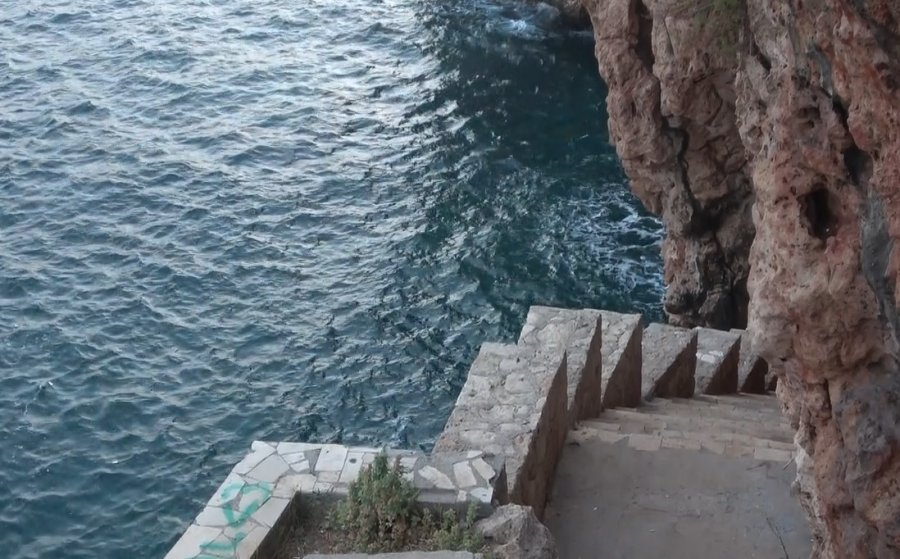 Genç Kızın Falezlerdeki Manzara Keyfi Hastanede Bitti