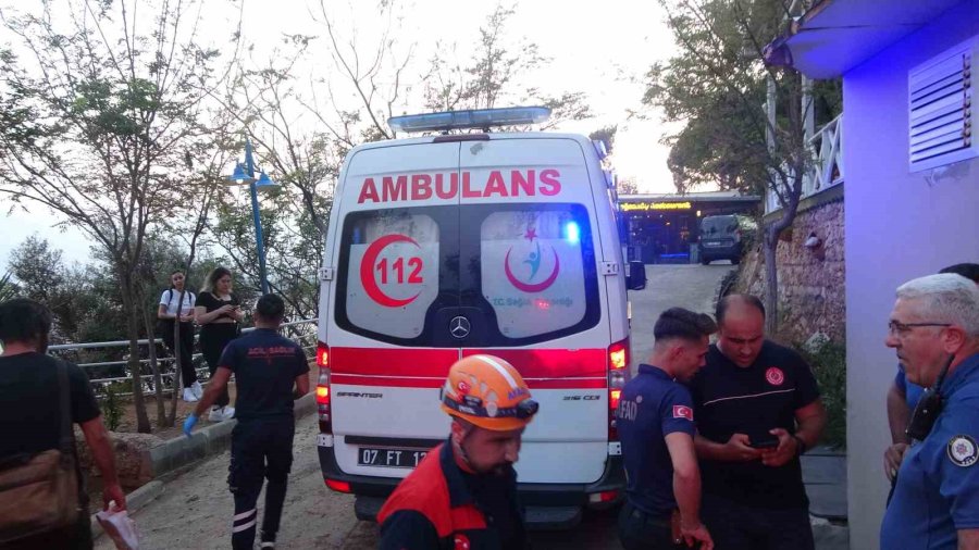 Genç Kızın Falezlerdeki Manzara Keyfi Hastanede Bitti