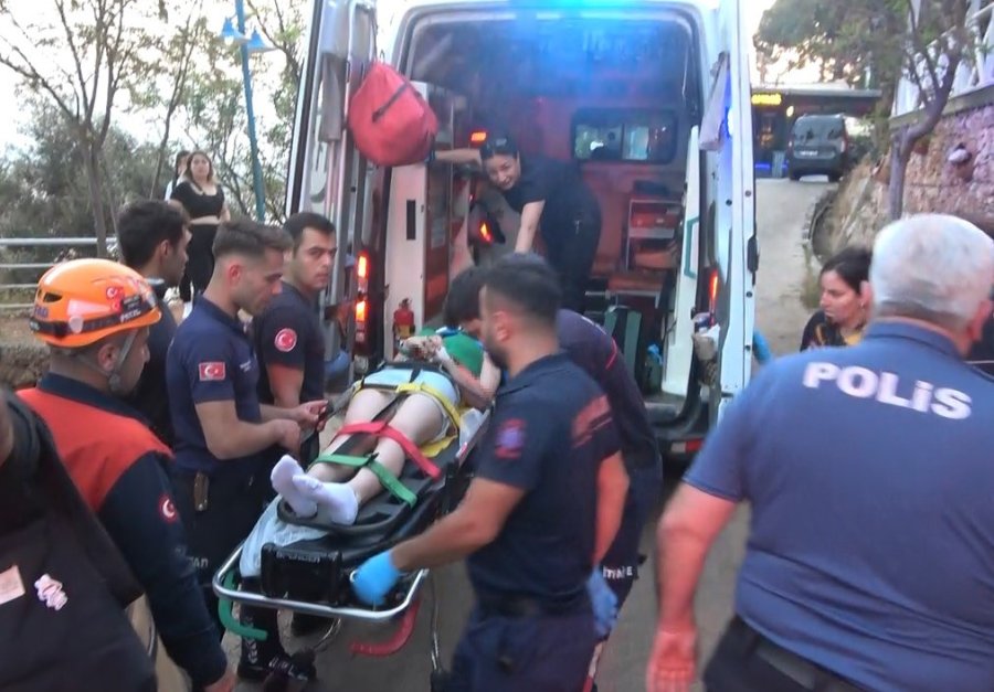 Genç Kızın Falezlerdeki Manzara Keyfi Hastanede Bitti