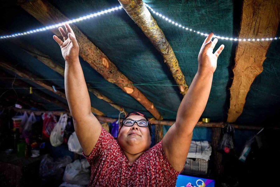 Çadırda Yaşayan Aile Elektriğe Kavuştu