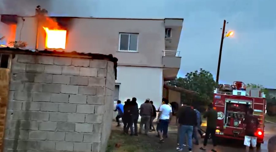 Mersin’de Yıldırım Düşen Müstakil Evde Yangın Çıktı