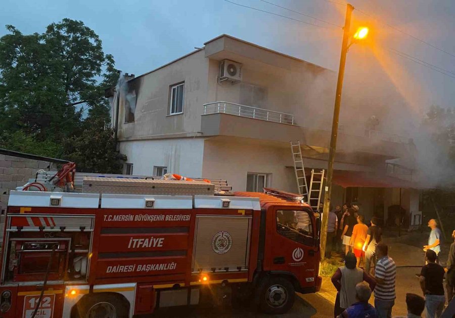Mersin’de Yıldırım Düşen Müstakil Evde Yangın Çıktı