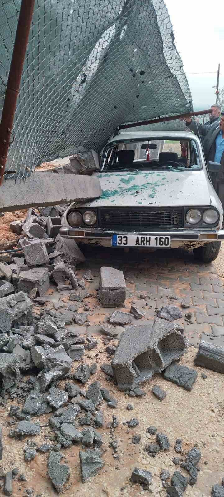 Tarsus’ta Fırtınada Devrilen İstinat Duvarı Otomobilin Üzerine Düştü