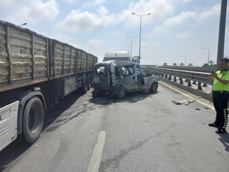 Manavgat’ta İki Araç Çarpıştı: 2 Yaralı