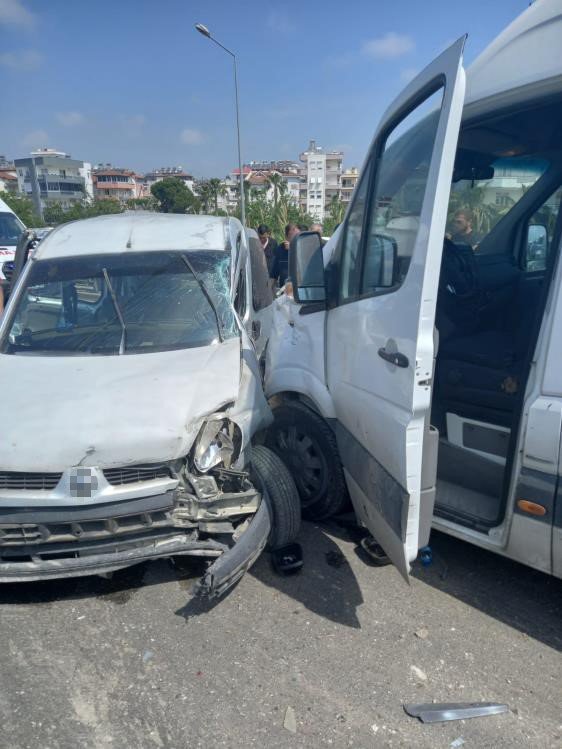 Manavgat’ta İki Araç Çarpıştı: 2 Yaralı