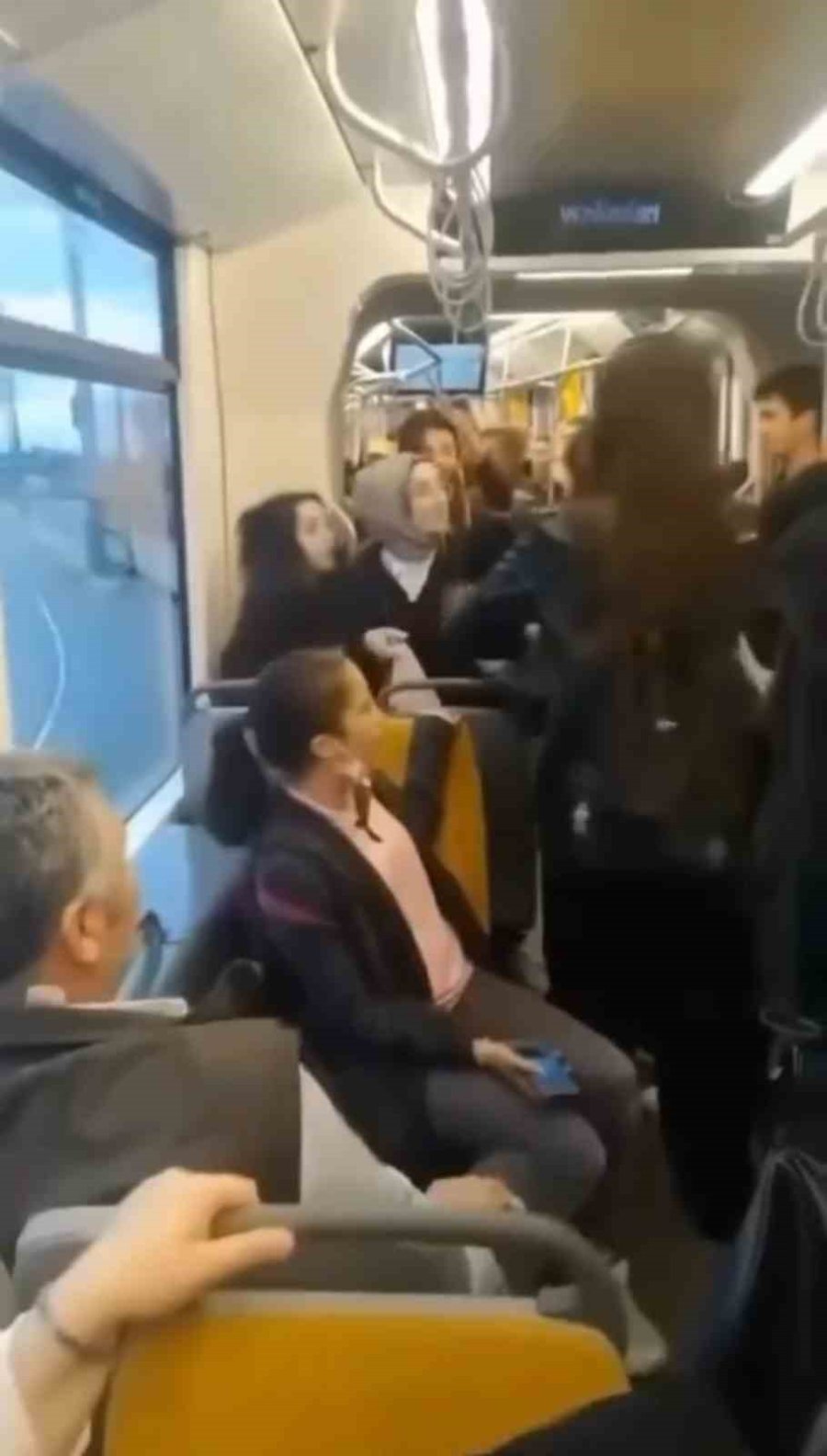 Tramvayda Kız Öğrenciler Saç Saça Baş Başa Kavga Etti