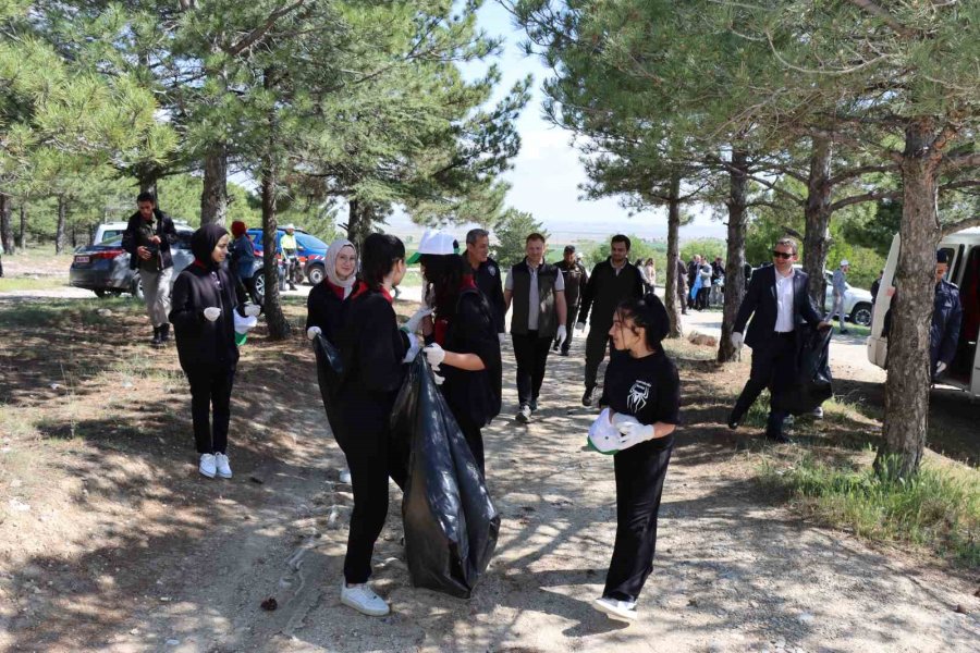 Günyüzü’ndeki Ormanlık Alanda Mıntıka Temizliği Yapıldı