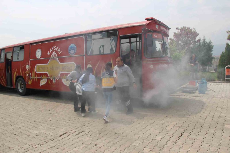 Büyükşehir İtfaiyesi’nden Üniversite Öğrencilerine Eğitim Ve Meslek Tanıtımı