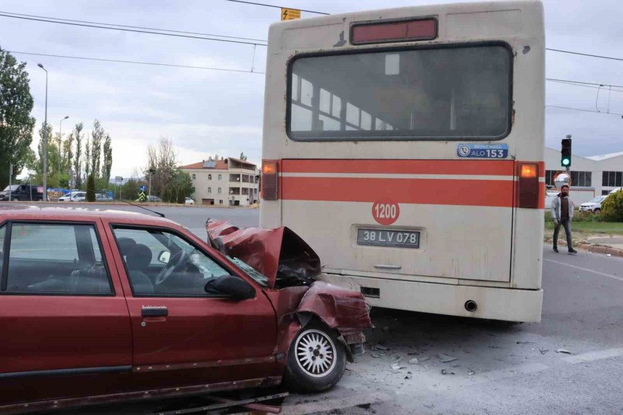 Otomobil Belediye Otobüsüne Çarptı: 4 Yaralı