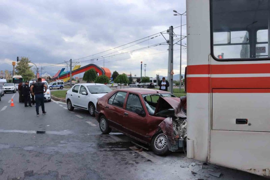 Otomobil Belediye Otobüsüne Çarptı: 4 Yaralı