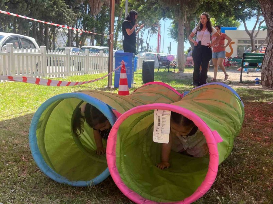 Bebek Parkında Ebeveynler Ve Bebekler Cimnastik Yapıp Eğlendi