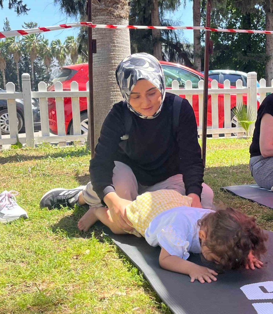 Bebek Parkında Ebeveynler Ve Bebekler Cimnastik Yapıp Eğlendi