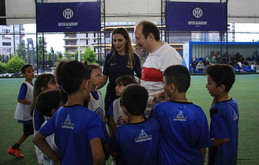 Vali Pehlivan, Çocuklarla Futbol Oynadı