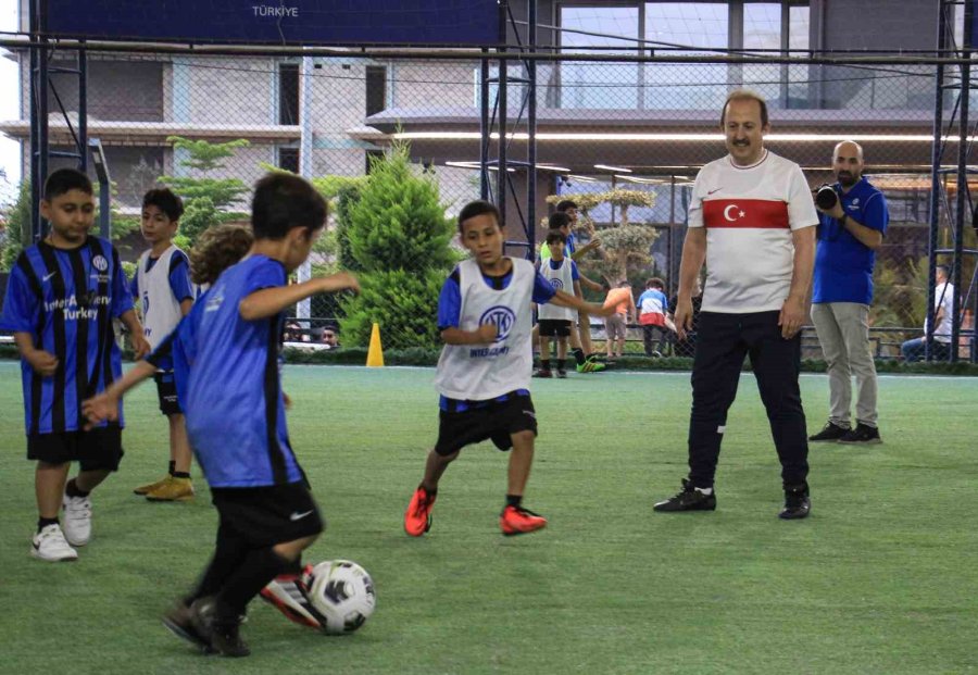 Vali Pehlivan, Çocuklarla Futbol Oynadı