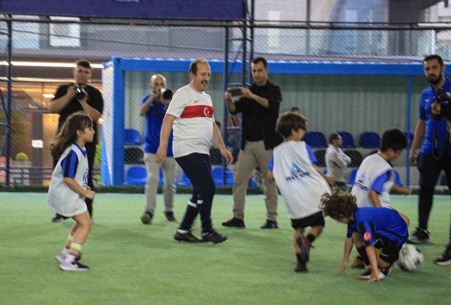 Vali Pehlivan, Çocuklarla Futbol Oynadı