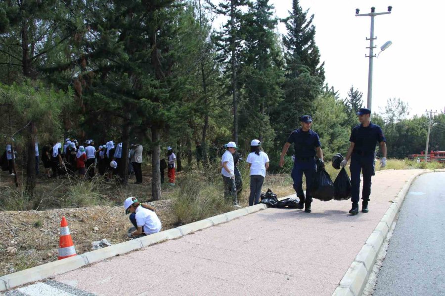 Öğrenciler Ormanlık Alanda Temizlik Yaptı