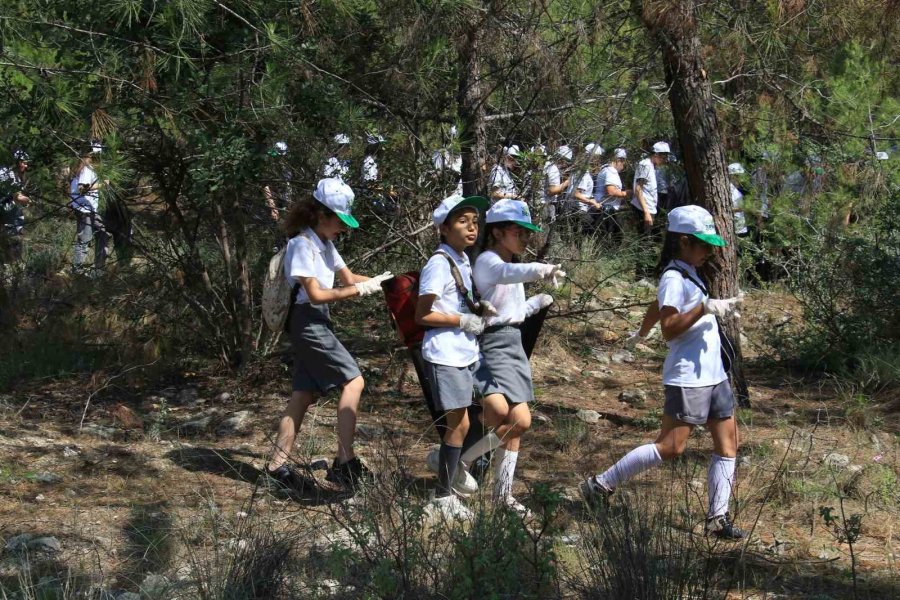 Öğrenciler Ormanlık Alanda Temizlik Yaptı