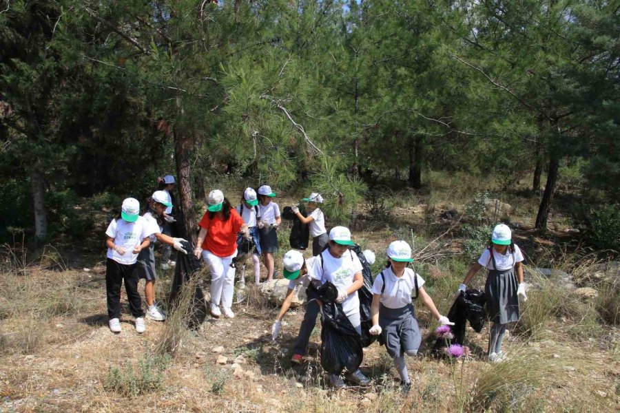 Öğrenciler Ormanlık Alanda Temizlik Yaptı